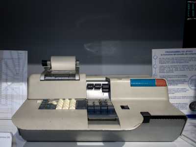 � di quegli anni l�uscita sul mercato di quello che molti definiscono il primo personal computer della storia: il Programma 101, un calcolatore �da tavolo� prodotto dall�Olivetti privo di schermo...